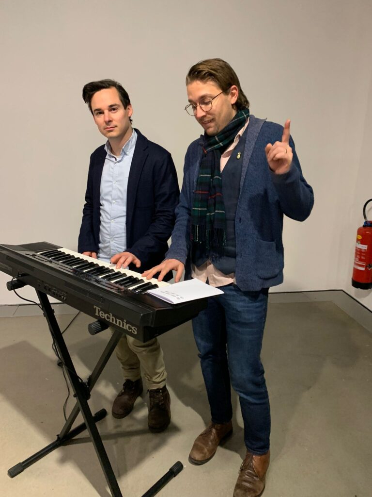 Bene und Tobias am Keyboard